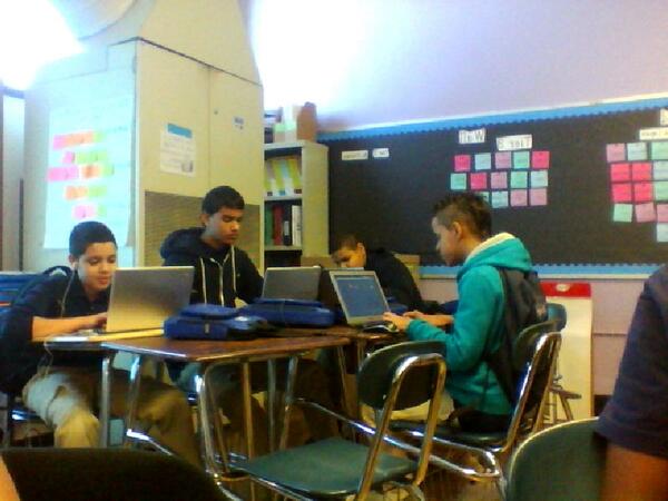 ItzBaby's tweet photo. los ninos en la clasexd http://t.co/ahzPSAuzwF