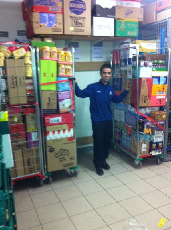 623210's tweet image. Ehsan pushing Novempty hard  , three cages !!! @philwoodhouse @Budgiebarker