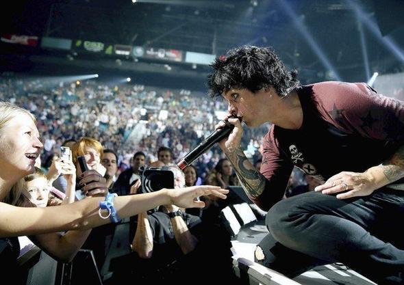 GreenDayFans345's tweet photo. Hello :D http://t.co/wObF2J3qFC