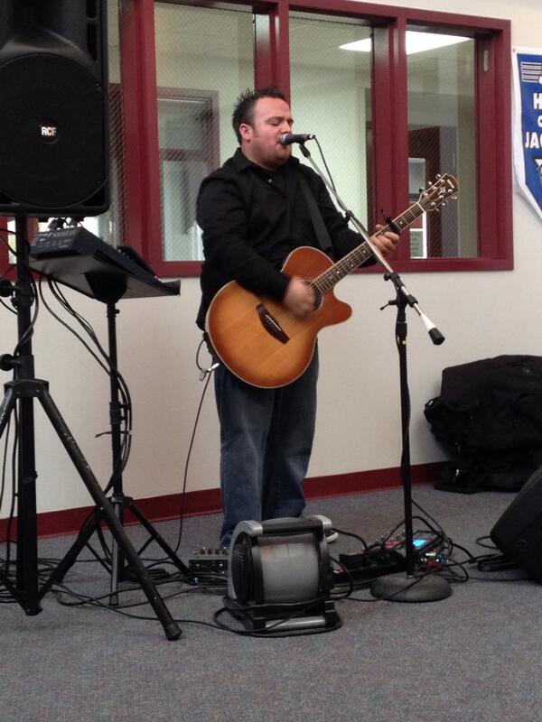 Rockin the student union #Cattco <a href="/GJSOLO/">Gary Johnson</a> @SUNYJCCResLife <a href="/sunyjcc/">SUNY JCC</a> party like a Rockstar