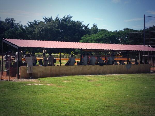 FanDuelSN_NOR's tweet image. 11:30 AM: Water break in the dugout before hitting in the cages  #SpringBaseball