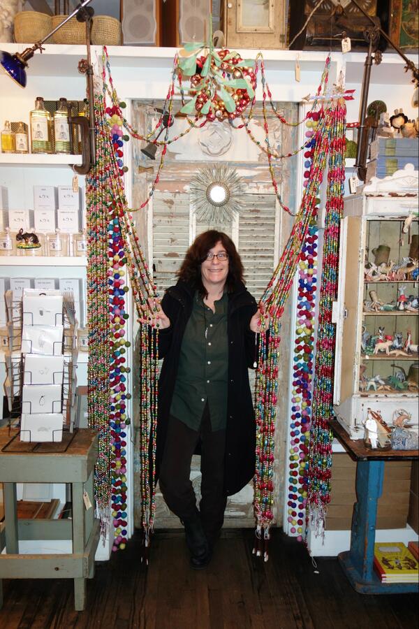 sharkeyhome's tweet photo. Hannah loves garland! #JohnDerian http://t.co/goZFfbkmWW