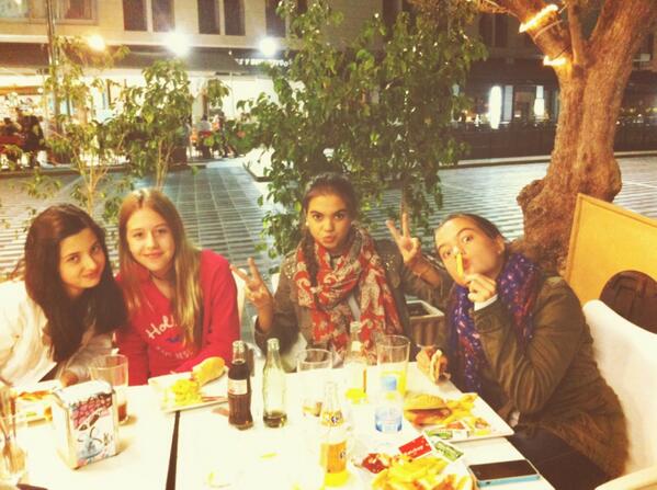 ClaudiaMares16's tweet photo. Cena en Elche #GR @marsantiago_14 @belensango @carla_saa @AleMares4 http://t.co/7tuLJcWudH