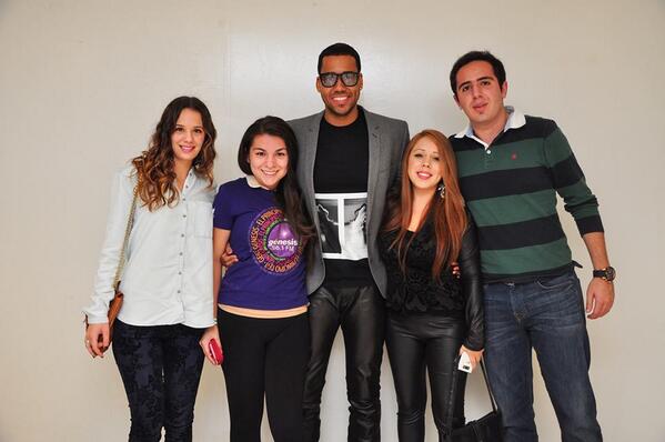 vro_8's tweet photo. Con mi príncipe @RomeoSantosPage  #Afortunada  #Excelenteconcierto http://t.co/iowne3myg3