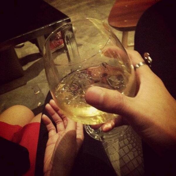 เราต่างมีเหล้าอยู่ในมือคนละแก้ว
เราต่างเคยรู้รสชาติของการถูกทอดทิ้ง 
เคยวิ่งหนีเงาตัวเองและเคยมีความรัก