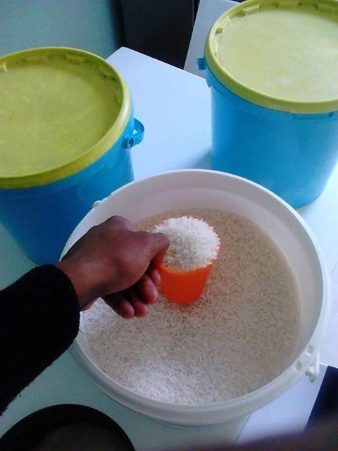 Lemalien1's tweet photo. #ChezLesNoirs YA PAS DE " 500 Gramme de riz ou 1 Sachez de riz " Chez Nous On Utilise Les Verres pr les Quantité http://t.co/te8tbb64KC