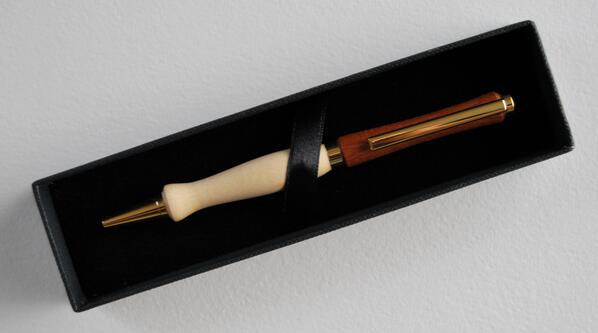 TipperaryPens's tweet photo. *NEW COMBINATIONS*
Maple + Mahogany Riversdale Pen.
Tipperary Pens, the perfect gifts for Christmas!! http://t.co/DaljGlrZLO