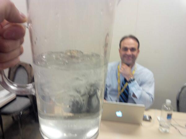 HBuzzetti's tweet image. Ça s&apos;ameliore au #cpc2013. On a maintenant des pichets d&apos;eau. Peut-être aura-t-on les verres demain!