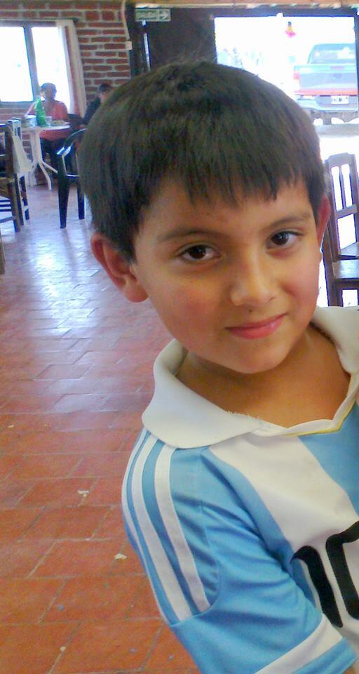 #Salta: Buscan a Santiago Pérez Funes, un niño de 7 años desaparecido ayer de su casa en el Barrio 25 de Mayo [FOTO]