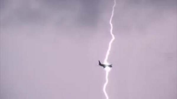 Cada avión recibe (+-) 1 impacto de #rayo por año. #jauladefaraday ”