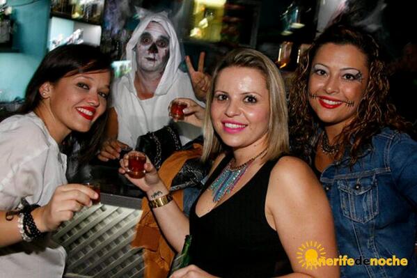 Publimbo's tweet photo. "@Yaidoniz: Noche del Terror de Halloween en @PubLimbo con las chicas y el zombie de Félix http://t.co/QQmwZbfxKz"