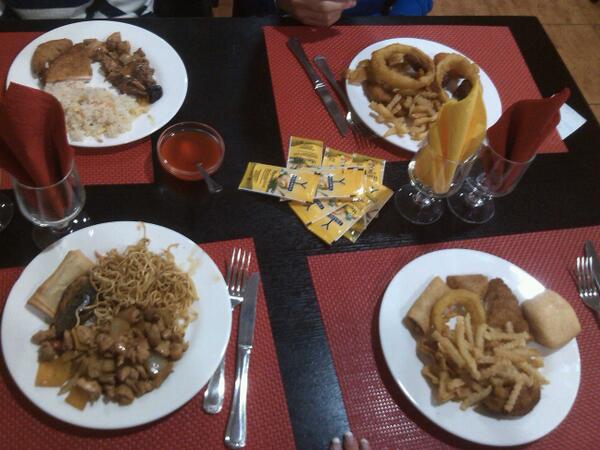 Maria_Lib3Lulas's tweet photo. "@Tamaaraa_19: De chino andamos.. #TerminandoelDiadeHoy @Maria_Lib3Lulas @oscar_longa @Nachete_3 http://t.co/vGWb8S6FXD"