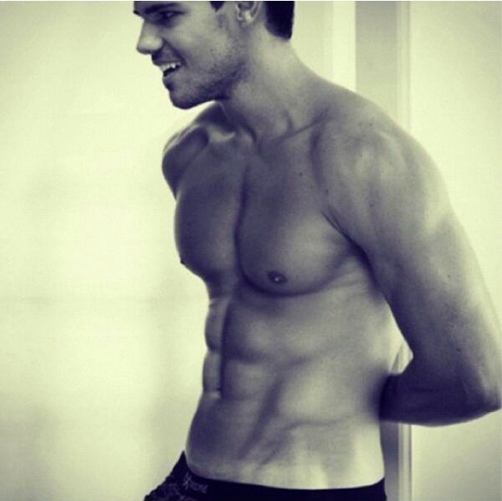 C_Perfections's tweet photo. Taylor Lautner !!! Une bombe *o* http://t.co/9phHLhcwWp