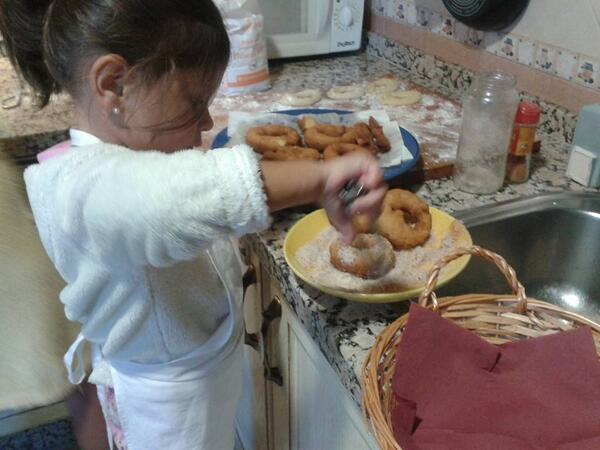 lujan75511552's tweet photo. @postrescuatro @PostresCuatroOf PORFA QUE ALGUIEN RT MIS TARTAS!! quiero ir al casting, HOY ROSCOS con mi ayudante http://t.co/afyEmKFpX2
