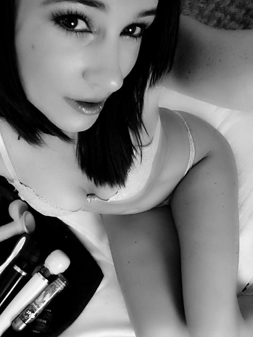 Happy #FuckingFriday luvers! Cum get a lil slice of meeeeee on @NakedDotComCams! Bring lube ;) http://t<a href="/tag/fuckingfriday"class="tags">#FuckingFriday</a>