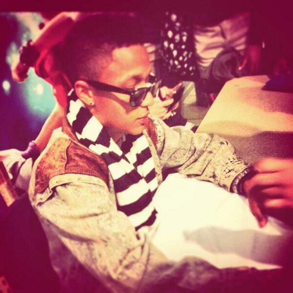 MikeBlackMusic's tweet photo. Turnt up w/ @JUSTBGRAPHIC at st.edmund high school #autograps #madlove #newfans http://t.co/L11D0fBZSp