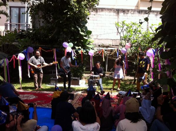 \o/ RT <a href="/moccaofficial/">MOCCA</a>: Panggung kita siang ini #14thMoccanniversary