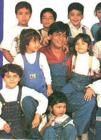 Bhaitard's tweet photo. SRK with Kids.. How many RTs for this pic? #BirthdayOfBaadshahKhan http://t.co/8Pn2nXxC3u