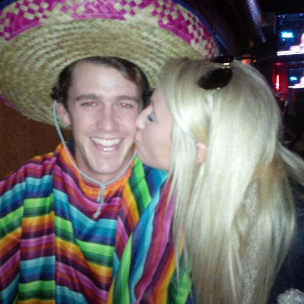 Kanotraino's tweet photo. Territorial lovey birdys. #jelous #missya http://t.co/Y9PEuwyTqb