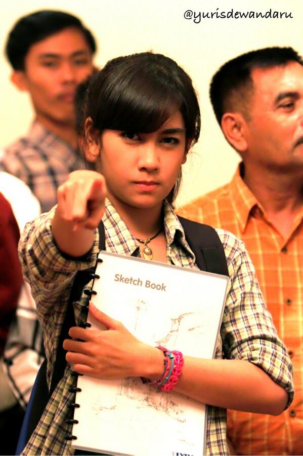 yurisdewandaru's tweet photo. Nunjuknya ke mata, tapi menembus jauh ke jantungku! #aihmati @AnisaRahma_Adi #SharepictAnisaRahma #CBDPAA2 http://t.co/YKTG0N8GR1