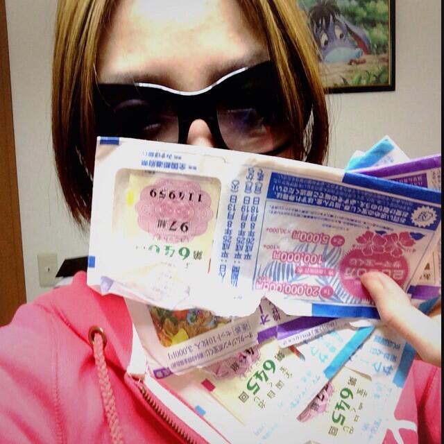 溜まった宝くじの換金いてきたら &yen;1500当たったぜぇぇ( +･`&omega;･&acute;) http://t.co/cX0spDSNmo