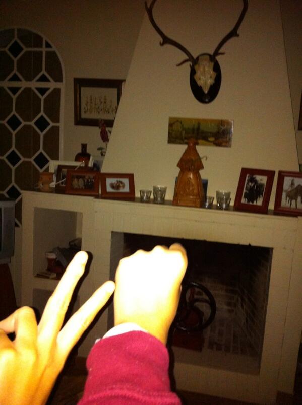 juliamorenof's tweet photo. “@Teresapeso: Buenas noches julitaaaa @juliamorenof” tu, yo y el cuerno jajajajajajajaja http://t.co/9IxxJBN3eV