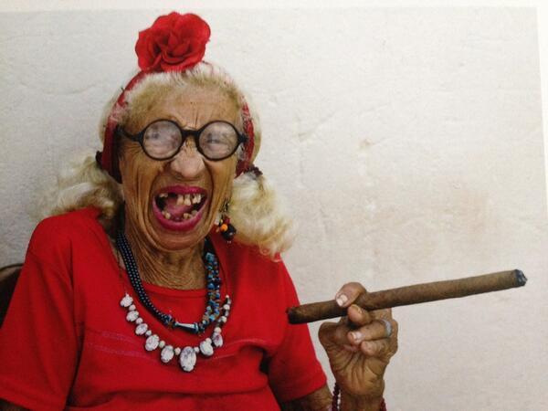 FRANKOADA's tweet photo. Cubaanse schoonheid uit 1930. Nu uitgerookt? Foto van een ansichtkaart! http://t.co/D4Z8PXVLQB