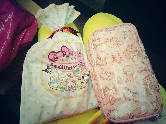 親愛なるリアルぉ母ゃんに プレゼント買っちゃったぁʕ&bull;̀&omega;&bull;́ʔ✧ マイメロちゃんと シナモーのタオル！！ サンリオ大好きだ http://t.co/b0oe5jM8mr