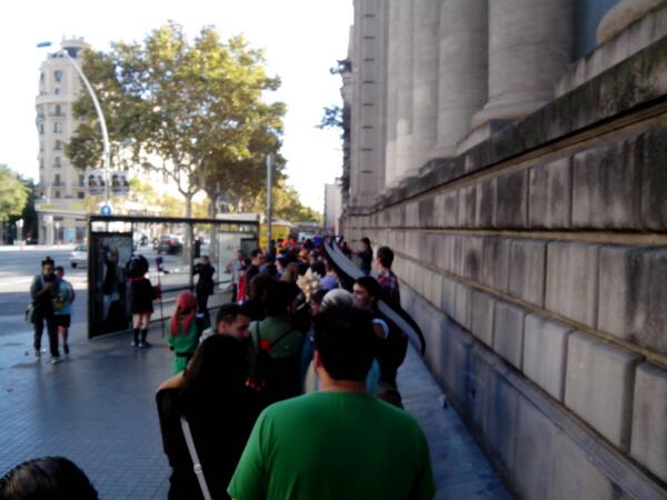 hothfactory's tweet image. En la cola, pero esta vez en la entrada trasera que es bastante mas corta. #HothFactory