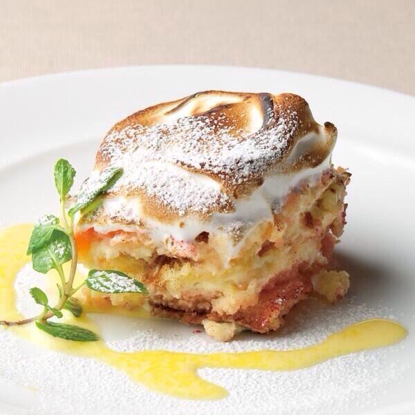 sweets_astume's tweet photo. 【ズッパイングレーゼ】
 スープのようにシロップをたっぷり使うことから「イギリスのスープ」という意味の名前がつけられたイタリアのスイーツ。スポンジとカスタードクリームを重ね、その上にさまざまなフルーツを盛り付け、シロップをかけます https://t.co/7q9LnNdzvd