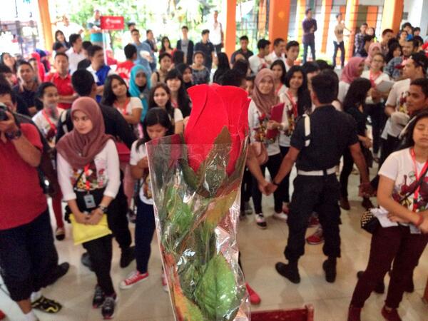 FOSmansa5's tweet photo. ❤️❤️❤️ “@AlexandraRacing: Terimakasih Medan.... It Cheers me up a bit :') http://t.co/oQbARP4r5I”