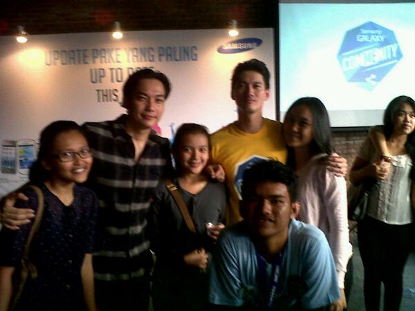 JohaNizer_ID's tweet image. Kak @JohanYanuar and kak @rinoalisastra with Fans #ComMEnity @Samsung_ID #Bogor