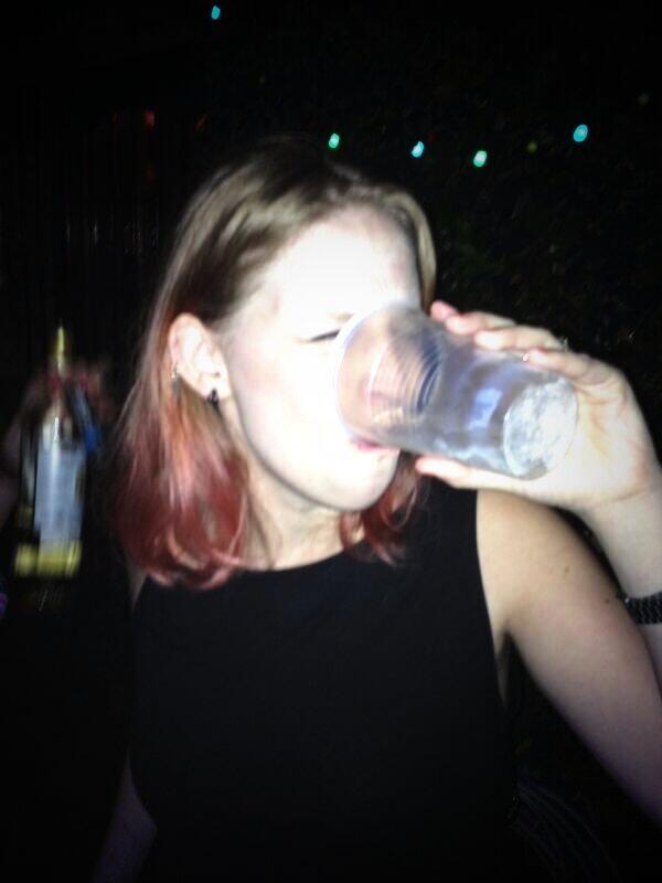 jojimur's tweet photo. @enesimian atras @Marumayer tiene la botella ajjajaja http://t.co/qL0LyIssBC