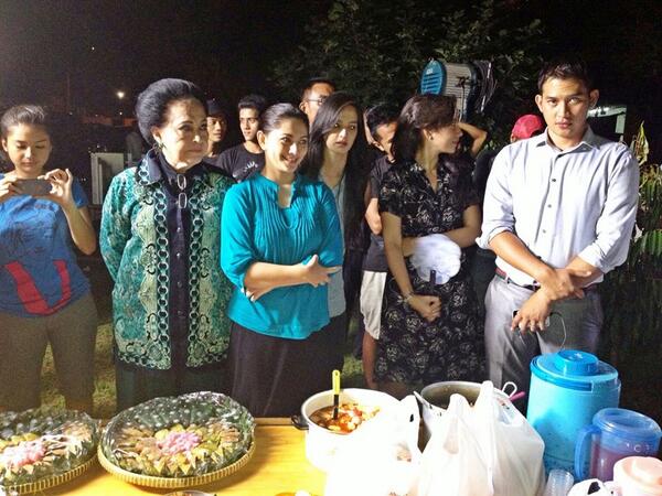 PutriNSatu's tweet photo. @tiaaaaan @NRamadhani @cutkeke73 @rezky_fjsi #PNS http://t.co/n5iuIQ0DVA