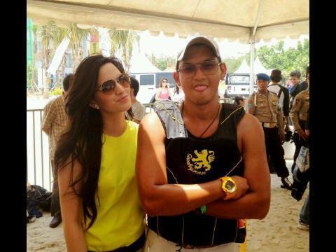 PutriNSatu's tweet photo. HEHEHE @NRamadhani @rezky_fjsi http://t.co/c5dhqPZvBm