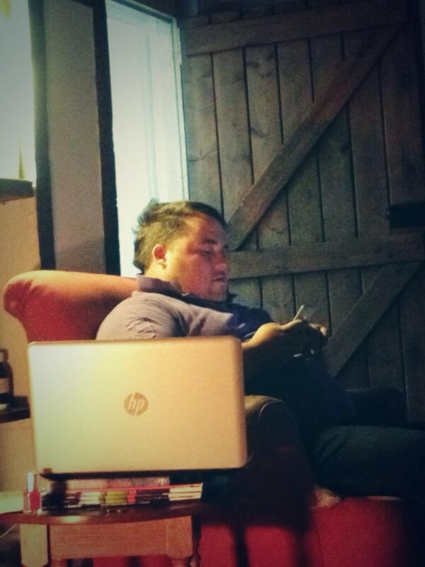 MontannaHannahO's tweet photo. @joehamer2 writing his last mail shot! @SFYFC @NFYFC #proudgirlfriend #topchairman #byebyecountychairman http://t.co/ENtkj8X3wL