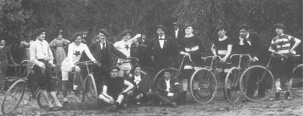 slaviaofficial's tweet photo. Slavia už 121 let! 2. listopadu 1892 byl vystaven rodný list Slavie, A.C.O.S. - Akademický cyklistický odbor Slavie http://t.co/rIZHwBrV6B