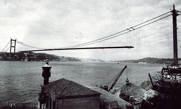 BeyazitKulesi's tweet photo. Tam 40 yıldır İstanbul'un simgesi olan Boğaziçi Köprüsü, yapım aşamasındayken. http://t.co/0NFvnhB2xm