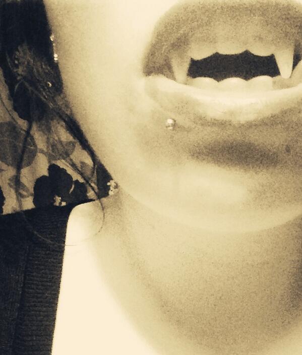 jaay099's tweet photo. Ahhhh I'm vampire http://t.co/xxqNrES7Gm
