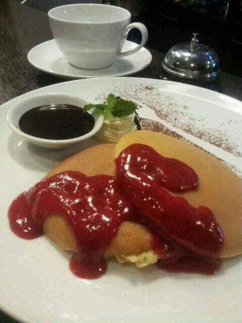 Ngemil Cinta Malam Mingguan Dulu Yuk Di <a href="/emBOXcafe/">EMBOX CAFE & LOUNGE</a> , Lovely Pancakes Bisa Jadi Saksinya Kamu  #kulinerbdg #CINTA