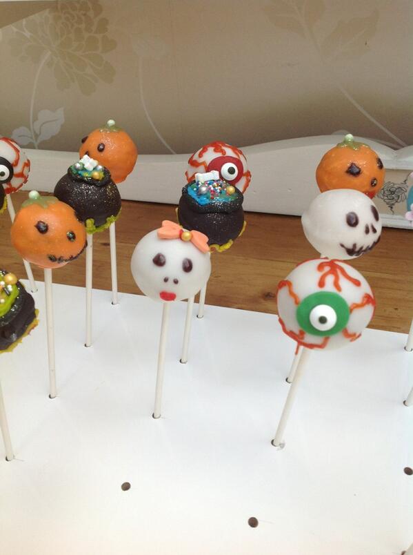 Poptastic2's tweet image. Halloween pop cakes in the making....