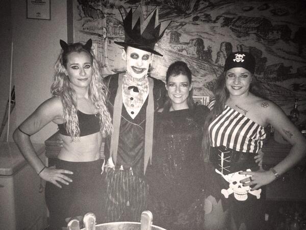 alvarosv88's tweet photo. Noche de Halloween en @Cantera_gerena con @Jony_lavida @nati_1992 @ManfrefiLola http://t.co/MJC3T2ccSc