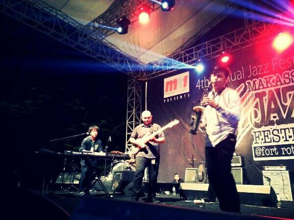 Penampilan <a href="/SahabatFusion/">Sahabat Fusion</a> @franky_sadikin <a href="/KrishnaSiregar/">Krishna Siregar</a> <a href="/jeanephialsa46/">Jeane Phialsa (Alsa)</a> di MakassarJazz Festival, di Fort Rotterdam
