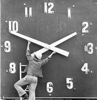 LiveChurchLA's tweet image. Tonight is daylight savings! We are FALLING BACK one hour!! YAY! Don't forget to set your clocks back tonight!