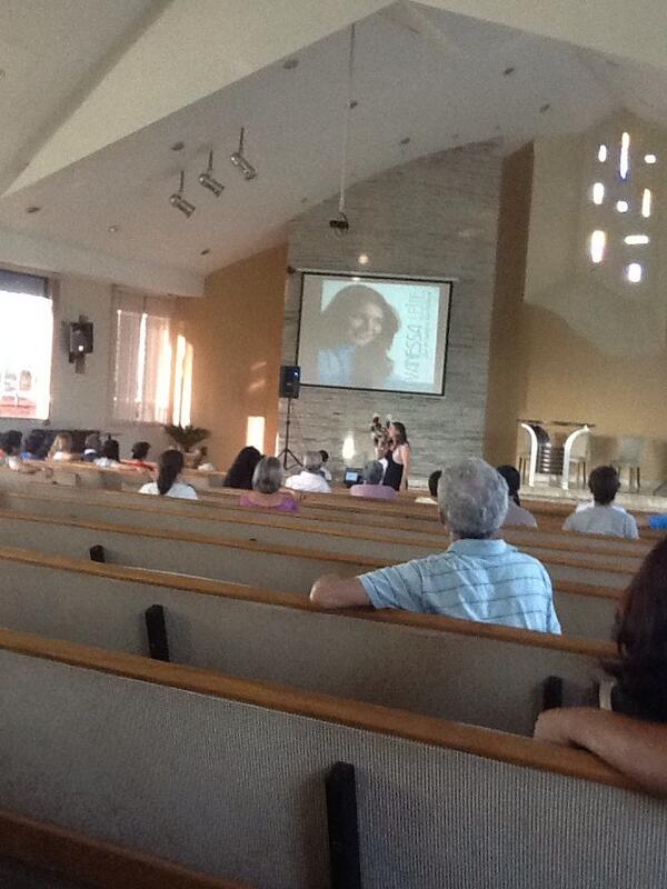 ju_lcm's tweet photo. Louvando a DEUS com Vanessa Leite Igreja de Vila Nunes em Lorena. http://t.co/jJDynuAAhx