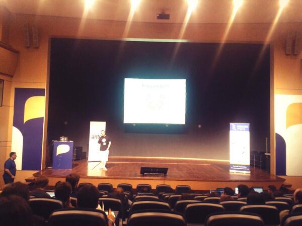 #ninjaide con @diegosarmentero. A usarlo y contribuir! #PyConUy