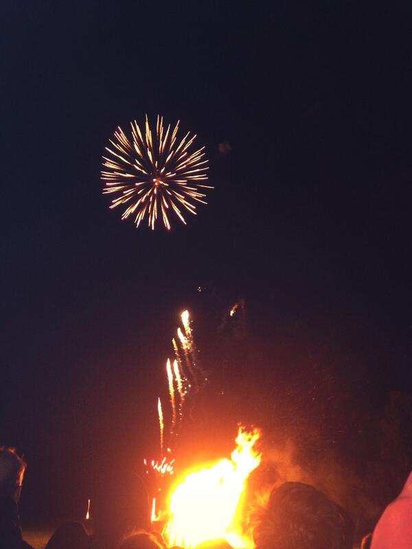 HollyBiggins's tweet photo. Hatfield House Fireworks http://t.co/FSFydL2zeu