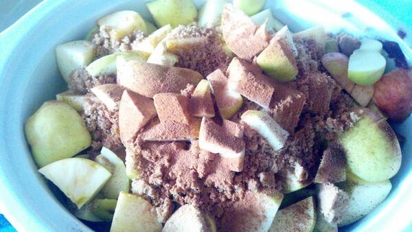 ChildsRowan's tweet image. Apples in the pot. #homemadeapplesauce