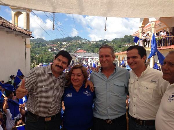 ricardo_hn's tweet photo. Protección,Sta. Bárbara con la alcaldesa Teresita Sarmientos,  Rolando Dubon, Mario Pérez y Selma Silva http://t.co/kL6Ue1i7KF