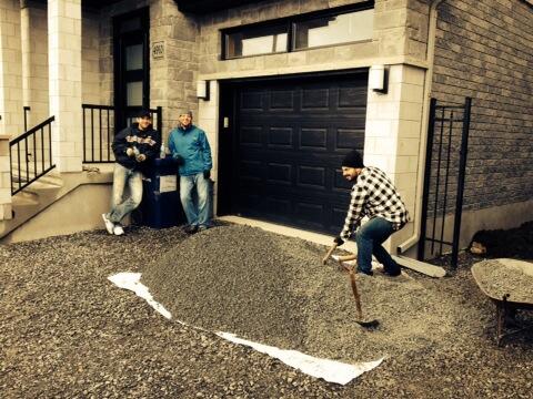 ArmPIIssig's tweet photo. Construction scam #villedelaval#snickersbreak http://t.co/qFKIJCeun2
